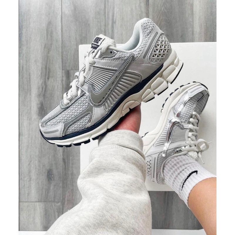 NIKE Zoom Vomero 5 "Metallic Silver" - FAVELA